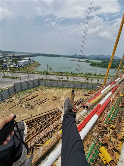 梅列区作业中发生设备损坏或人员意外，责任怎么划分？